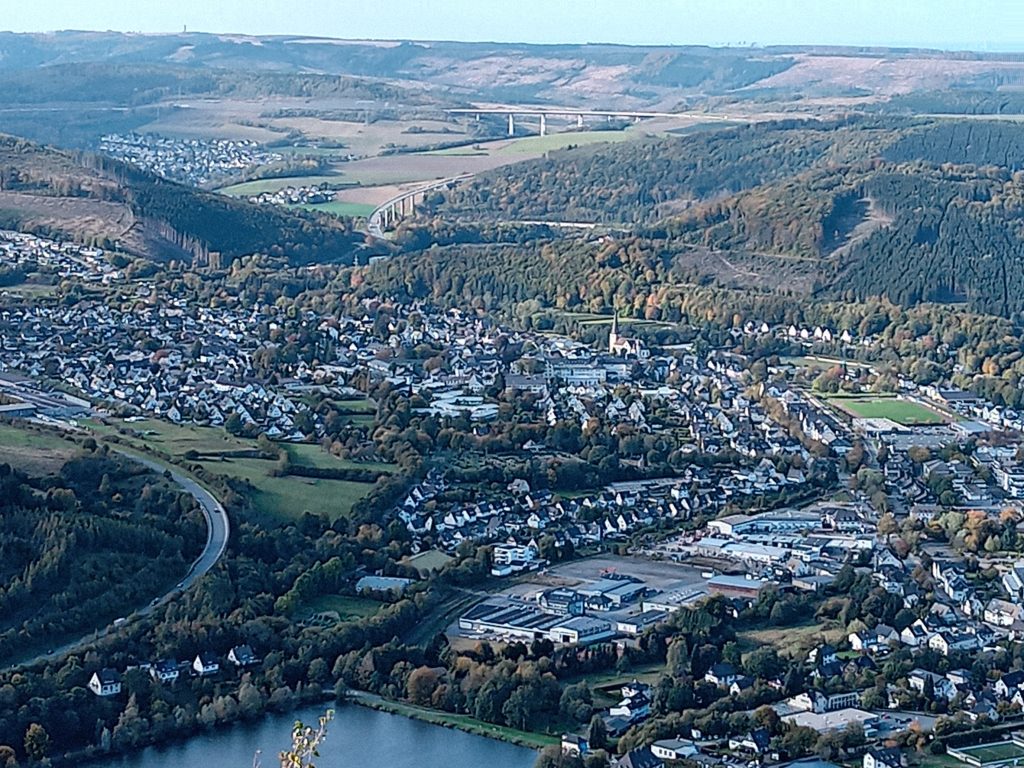 Olsberg von oben und Sicht bis zur Talbrücke Nuttlar